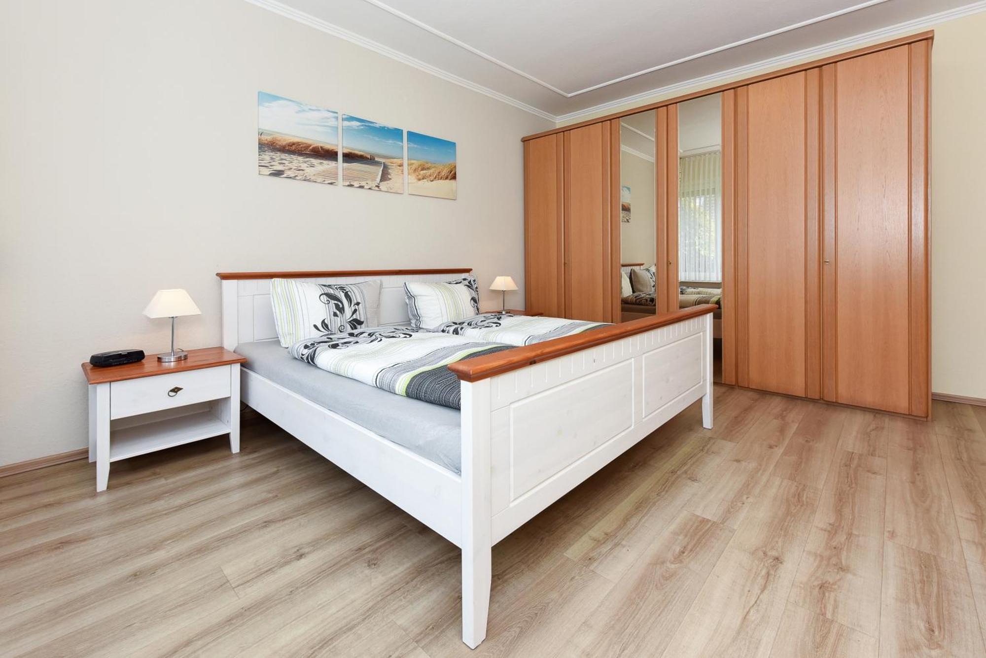 Ferienwohnungen Im Haus Nordseebrise Neuharlingersiel Exterior foto